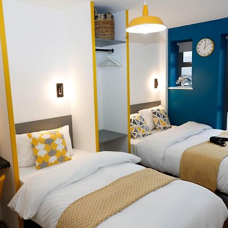 New Luxury Apartments In Central Location Next To Shops, Cafes, Bars & Metro Лондон Екстериор снимка