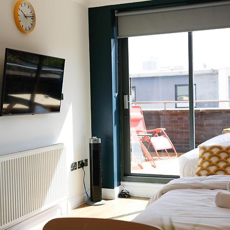 New Luxury Apartments In Central Location Next To Shops, Cafes, Bars & Metro Лондон Екстериор снимка