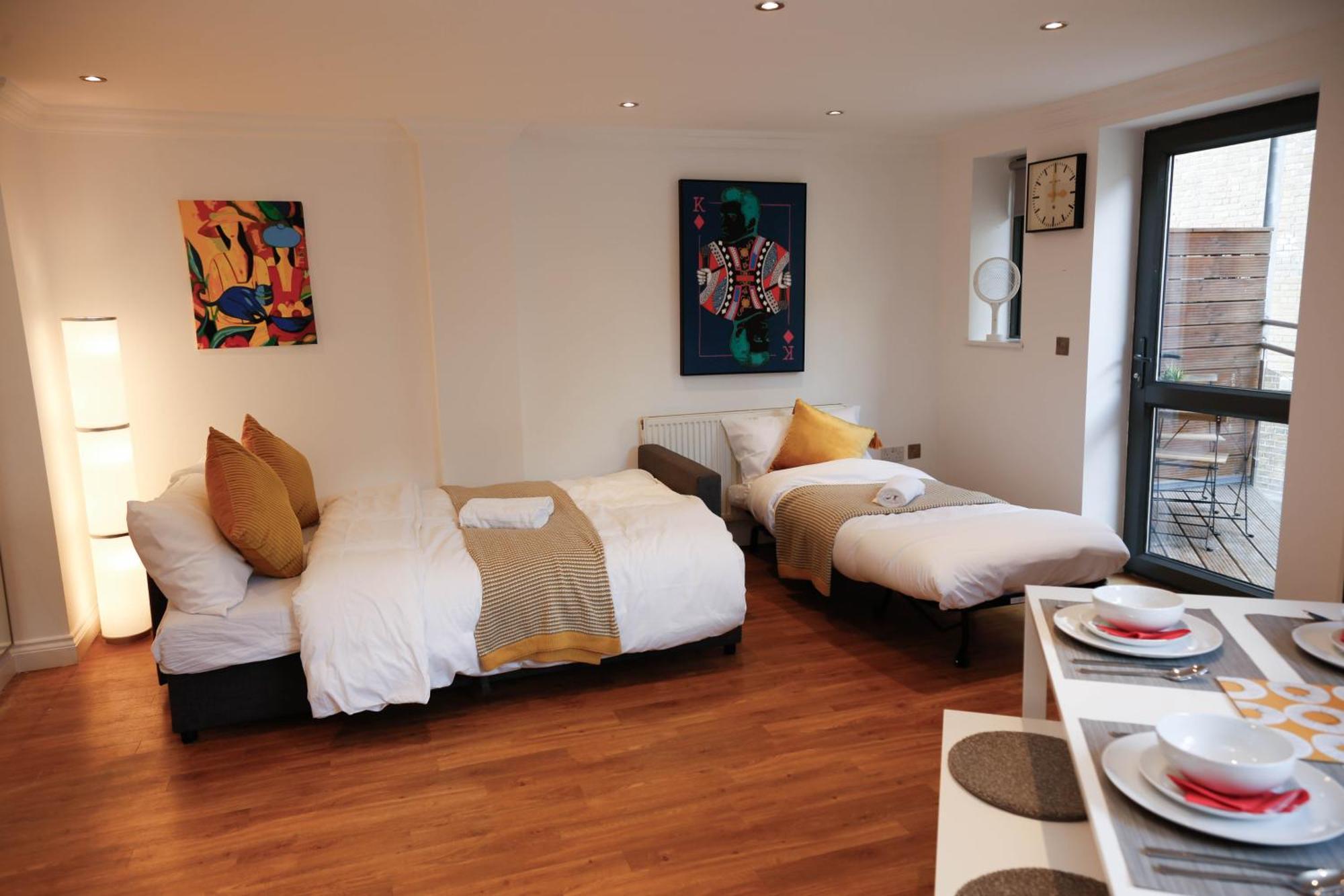New Luxury Apartments In Central Location Next To Shops, Cafes, Bars & Metro Лондон Екстериор снимка