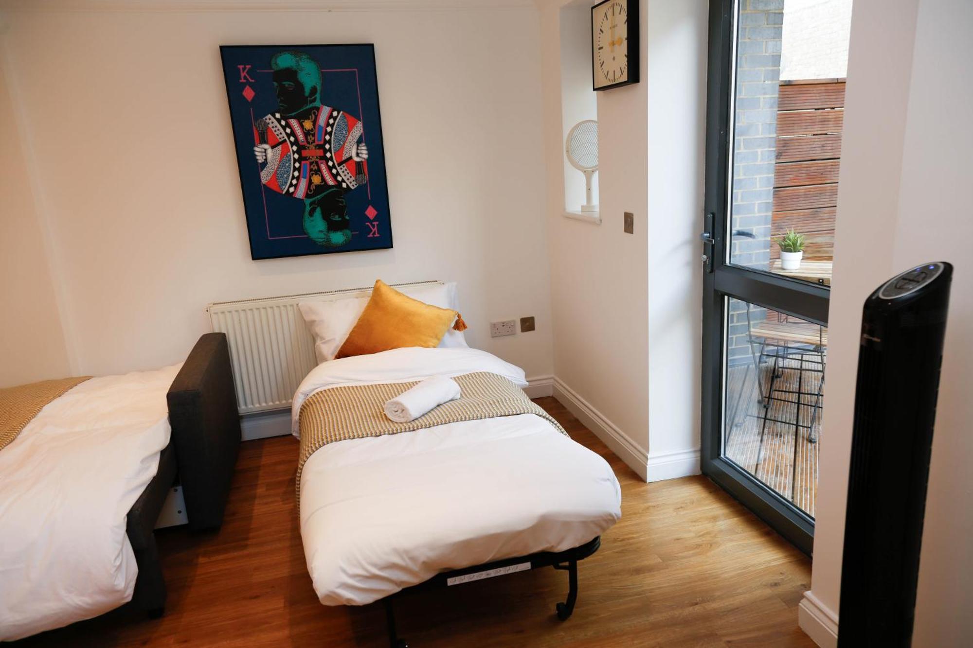 New Luxury Apartments In Central Location Next To Shops, Cafes, Bars & Metro Лондон Екстериор снимка