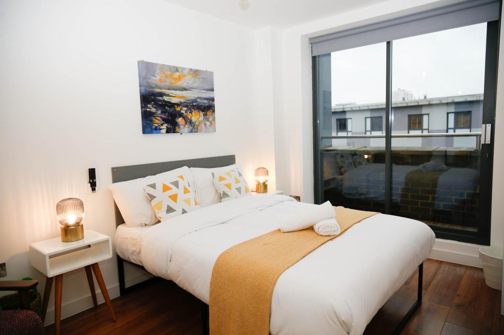 New Luxury Apartments In Central Location Next To Shops, Cafes, Bars & Metro Лондон Екстериор снимка