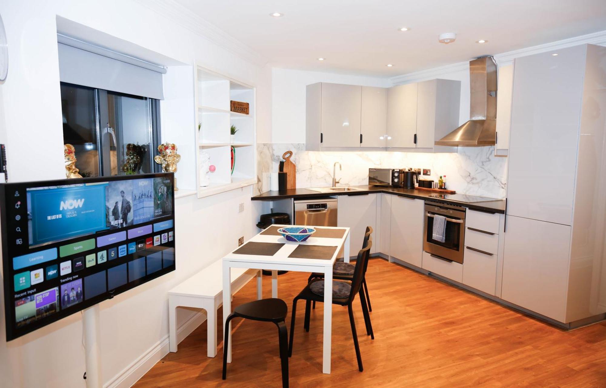 New Luxury Apartments In Central Location Next To Shops, Cafes, Bars & Metro Лондон Екстериор снимка