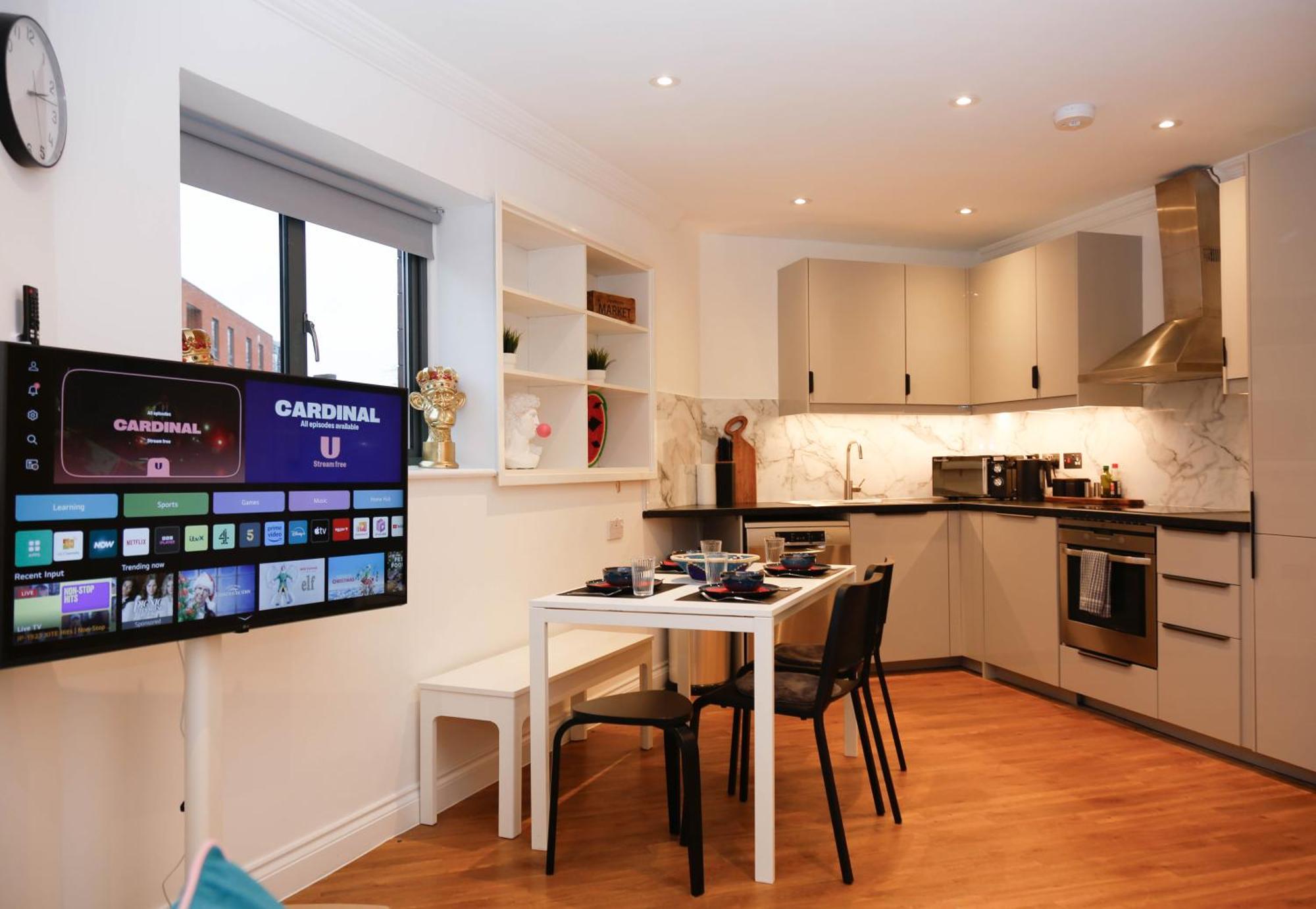 New Luxury Apartments In Central Location Next To Shops, Cafes, Bars & Metro Лондон Екстериор снимка