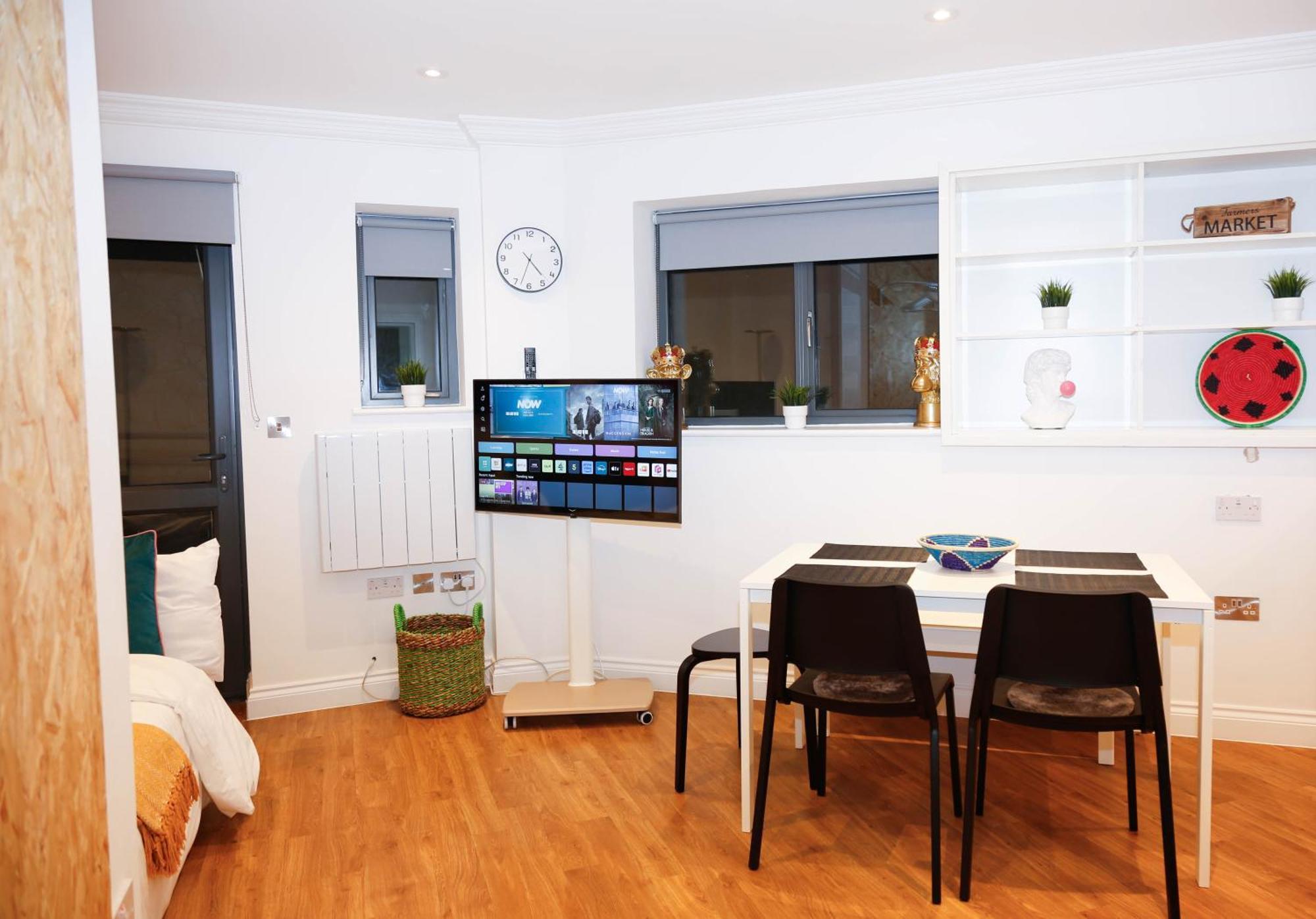 New Luxury Apartments In Central Location Next To Shops, Cafes, Bars & Metro Лондон Екстериор снимка