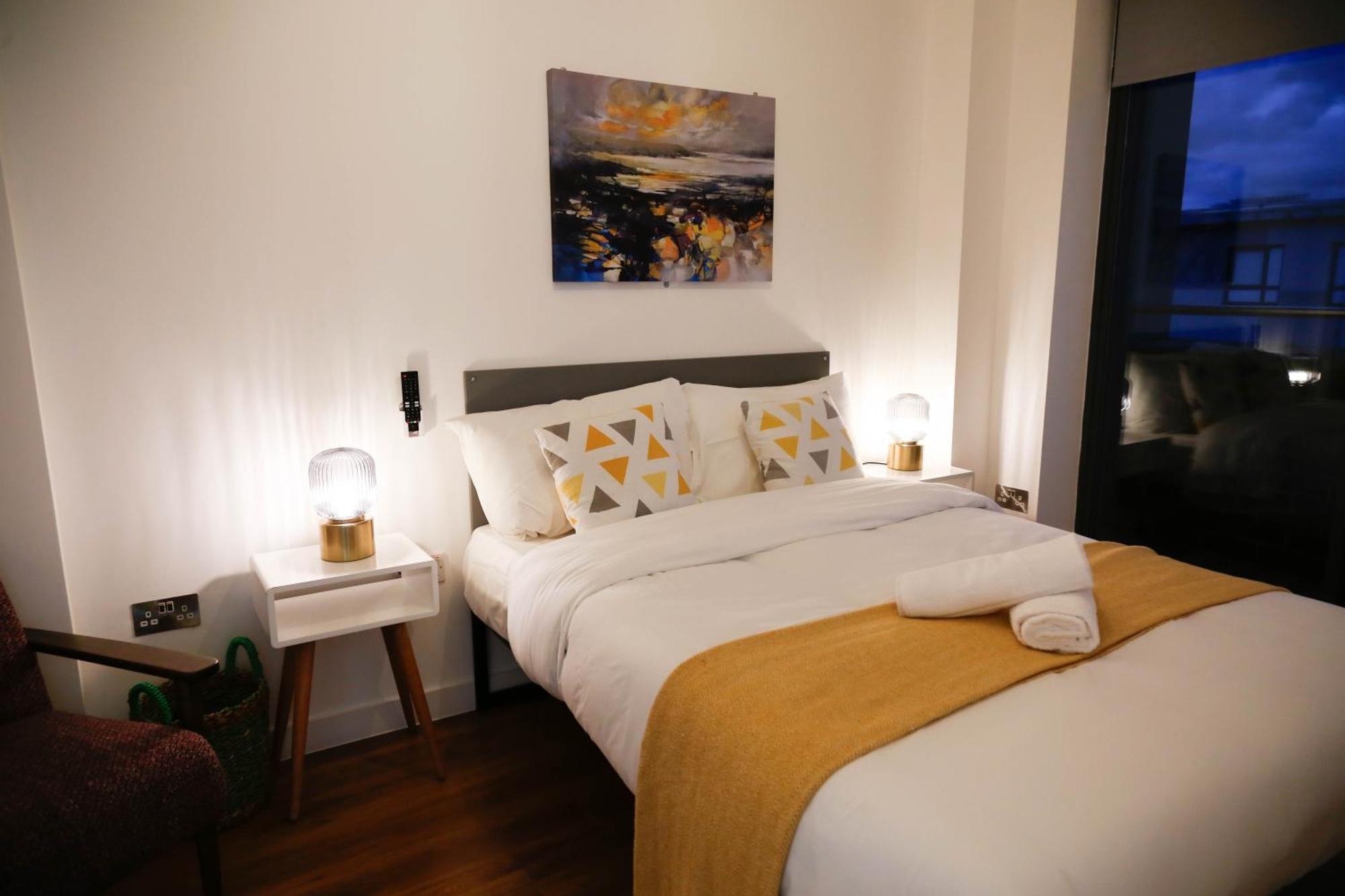 New Luxury Apartments In Central Location Next To Shops, Cafes, Bars & Metro Лондон Екстериор снимка
