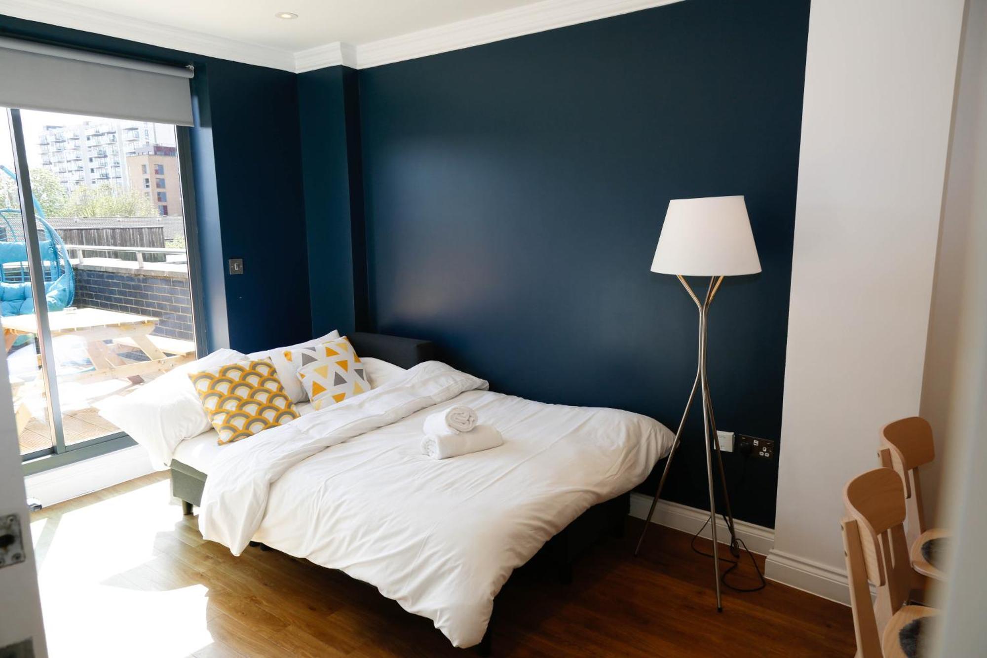 New Luxury Apartments In Central Location Next To Shops, Cafes, Bars & Metro Лондон Екстериор снимка