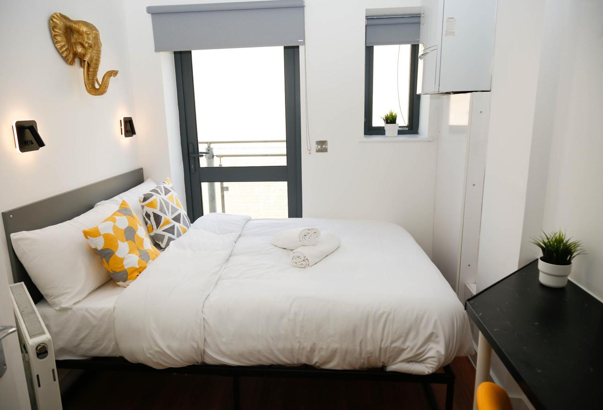 New Luxury Apartments In Central Location Next To Shops, Cafes, Bars & Metro Лондон Екстериор снимка