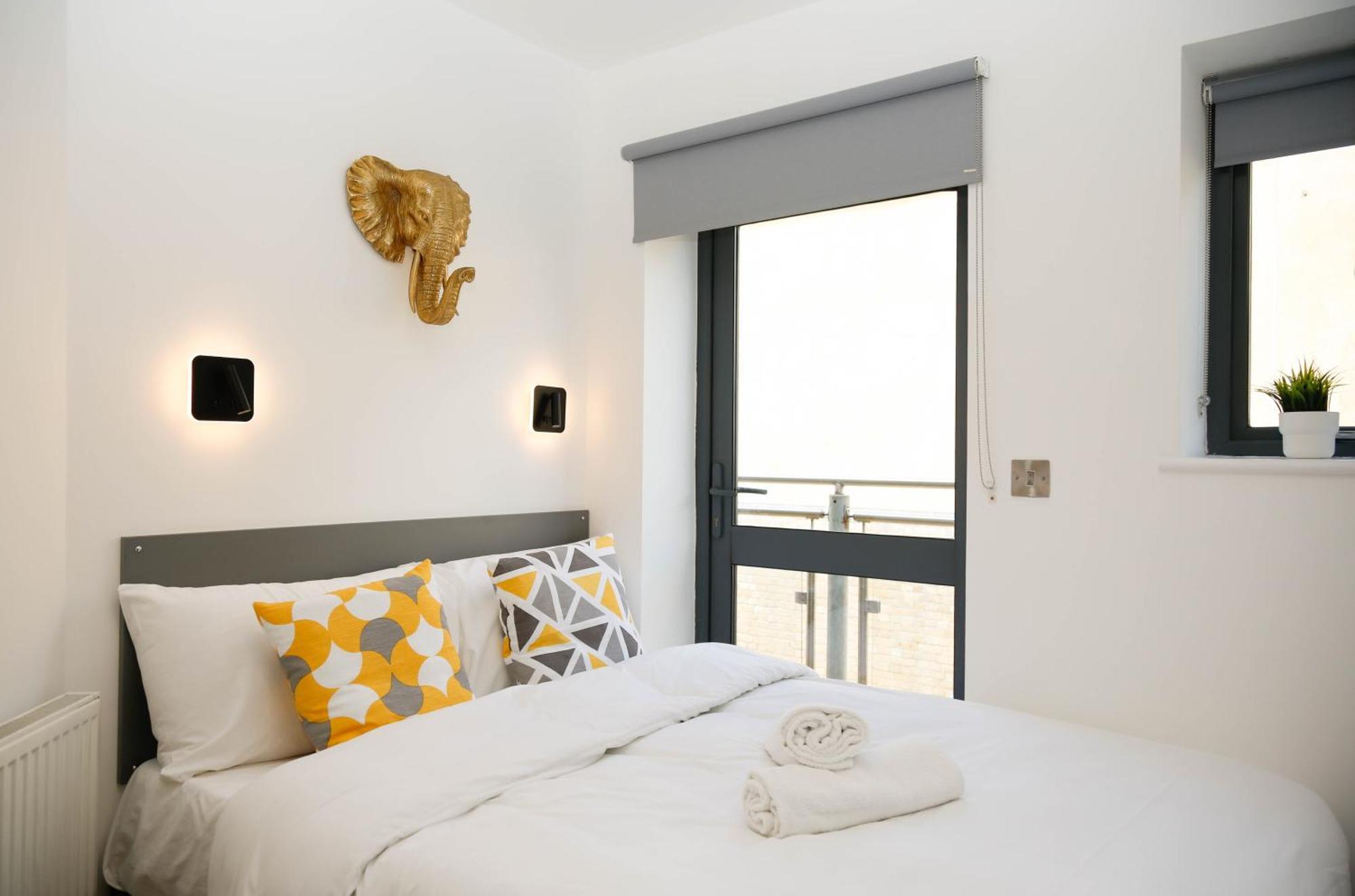 New Luxury Apartments In Central Location Next To Shops, Cafes, Bars & Metro Лондон Екстериор снимка