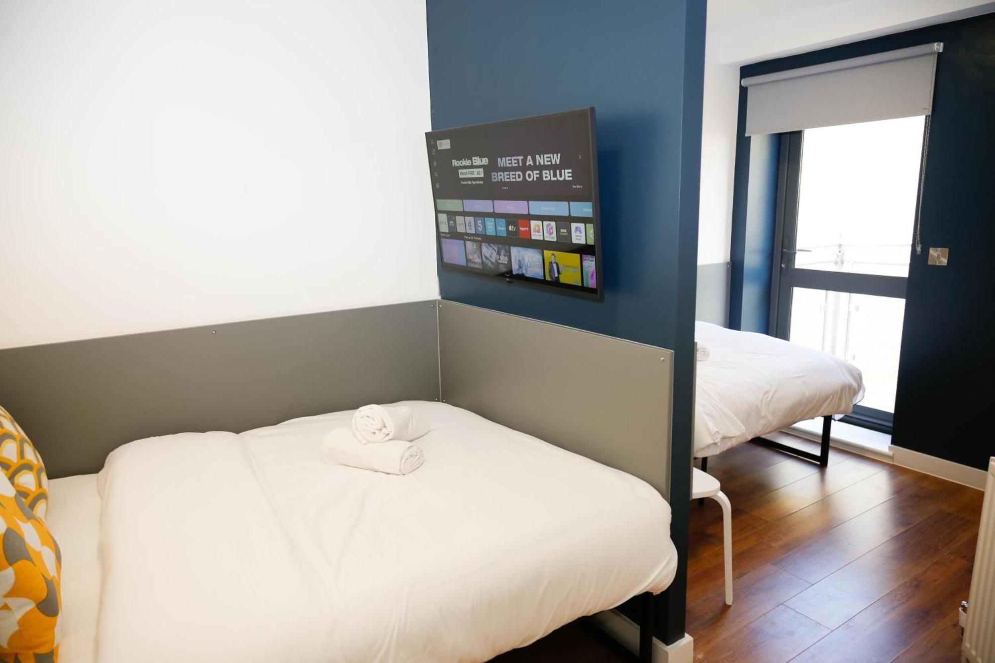New Luxury Apartments In Central Location Next To Shops, Cafes, Bars & Metro Лондон Екстериор снимка