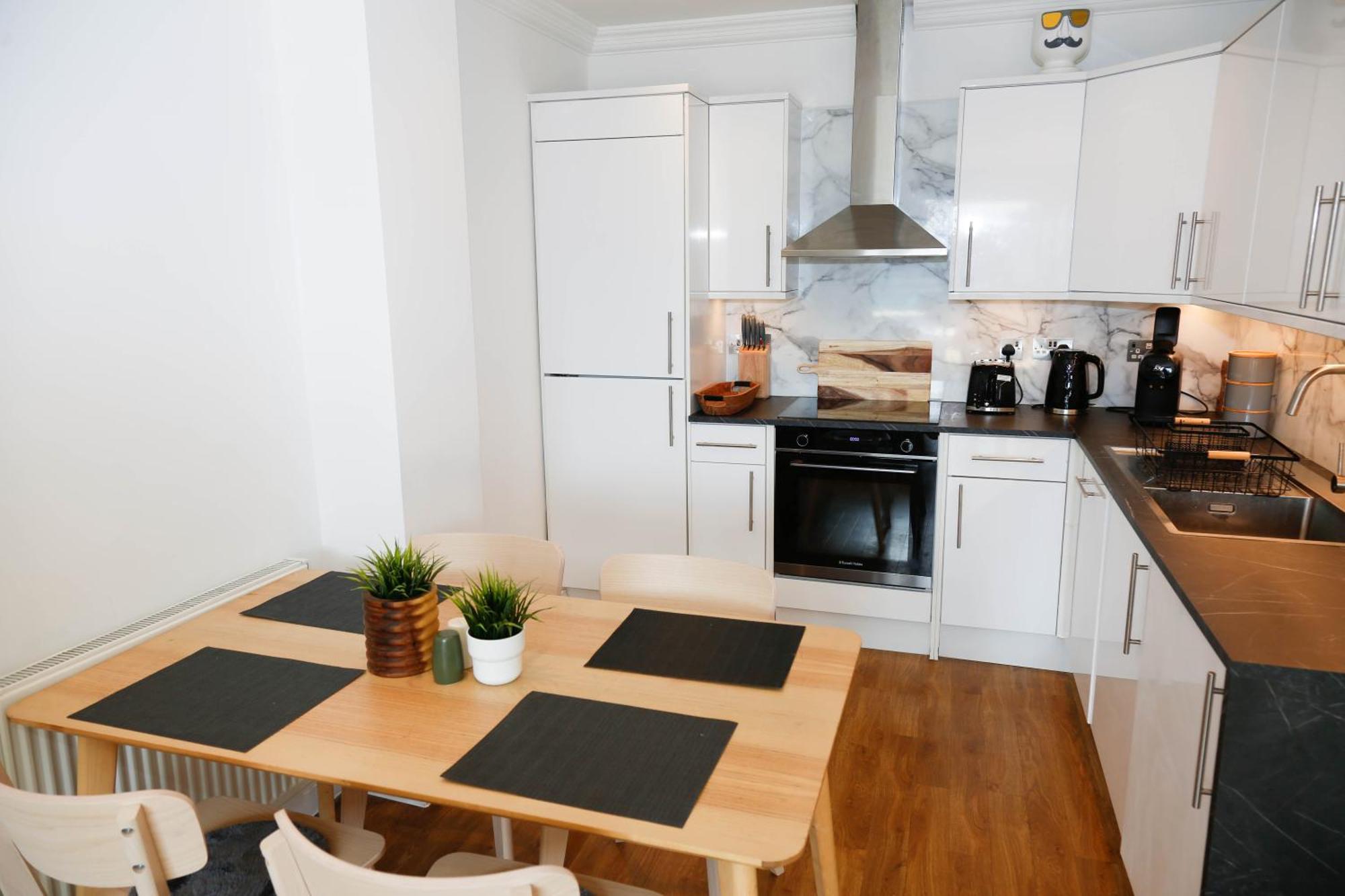 New Luxury Apartments In Central Location Next To Shops, Cafes, Bars & Metro Лондон Екстериор снимка