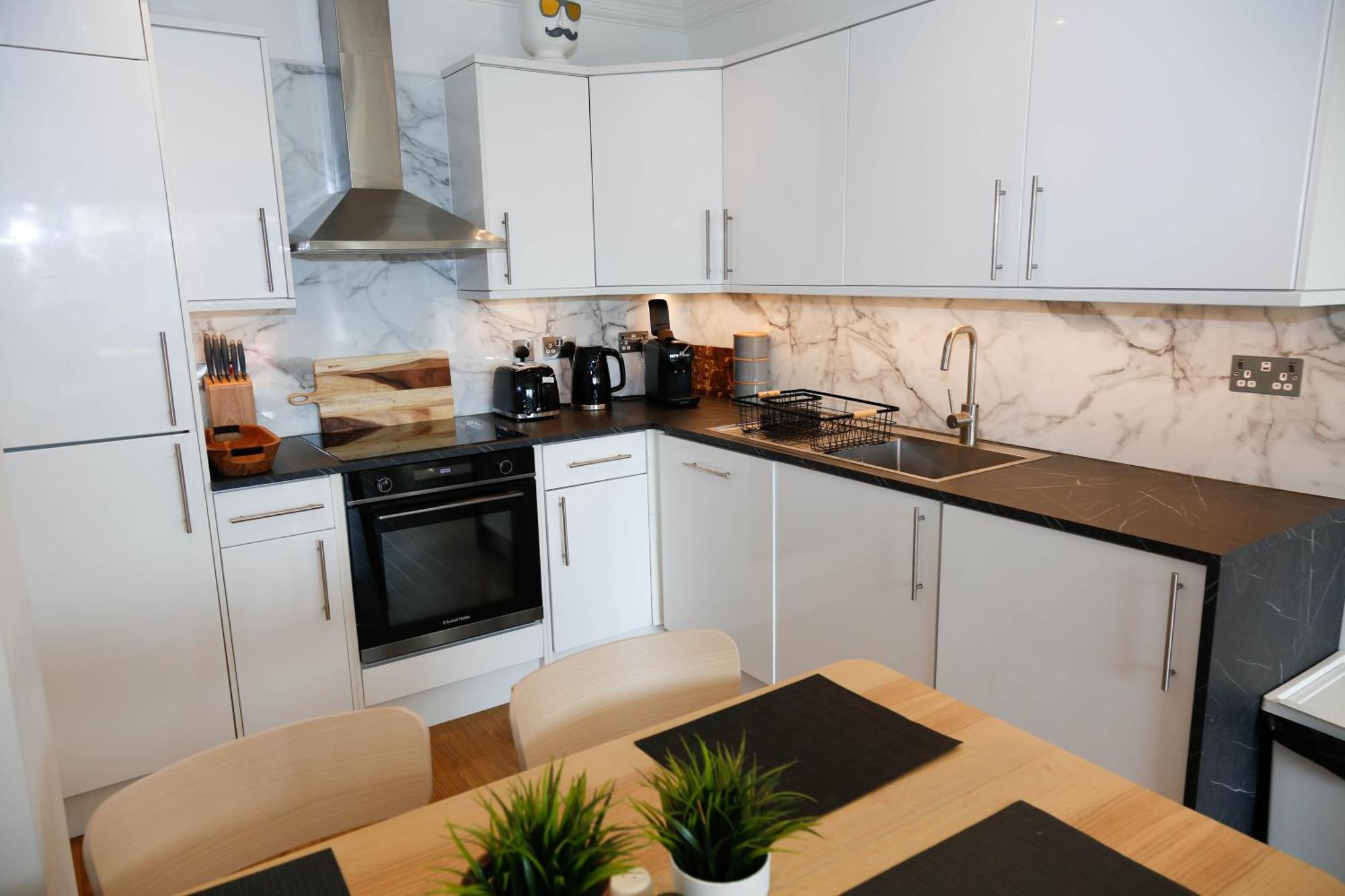 New Luxury Apartments In Central Location Next To Shops, Cafes, Bars & Metro Лондон Екстериор снимка
